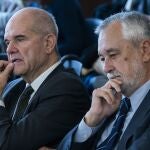 Los expresidentes socialistas andaluces José Antonio Griñán (d) y Manuel Chaves, en la sala de la Audiencia de Sevilla.