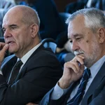 Los expresidentes socialistas andaluces José Antonio Griñán (d) y Manuel Chaves, en la sala de la Audiencia de Sevilla.