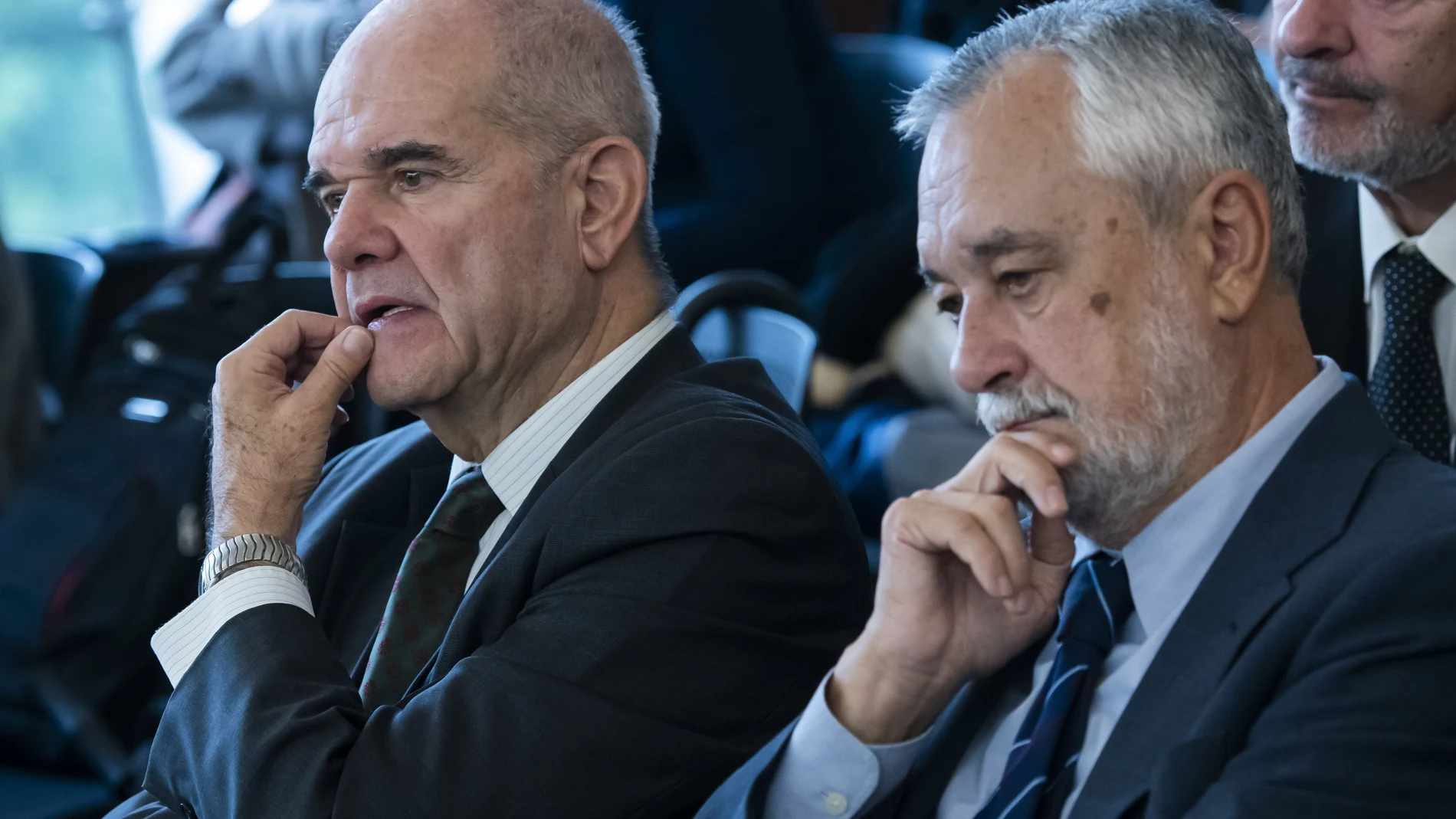 Los expresidentes socialistas andaluces José Antonio Griñán (d) y Manuel Chaves, en la sala de la Audiencia de Sevilla.