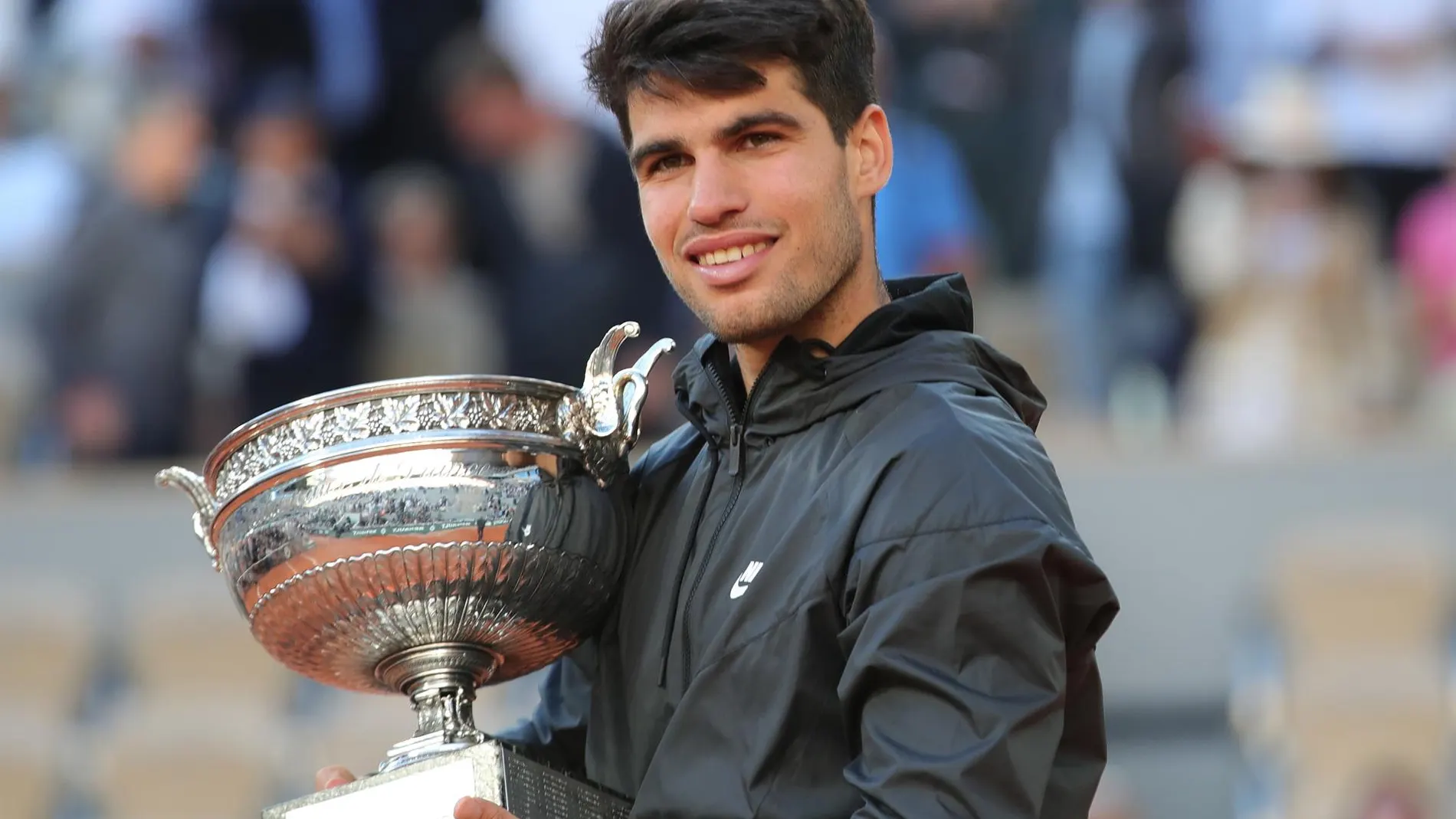 Alcaraz, con el trofeo de Roland Garros