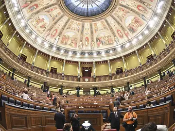 Vista general del hemiciclo antes del inicio de un pleno del Congreso. Vista general del hemiciclo antes del inicio de un pleno del Congreso.
