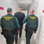 Dos hombres intentan estrangular a su compañero de piso en Formentera