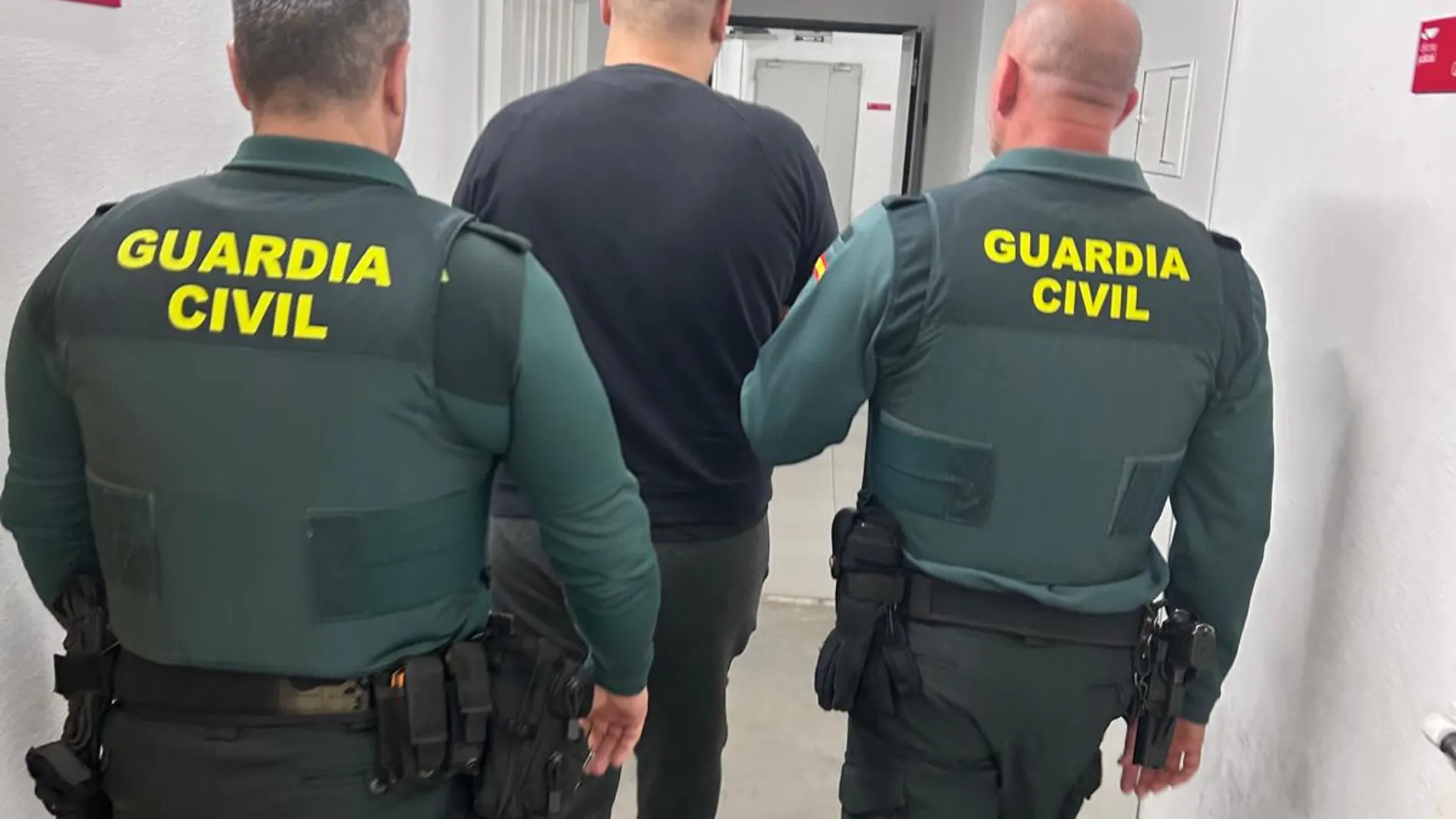 Dos hombres intentan estrangular a su compañero de piso en Formentera