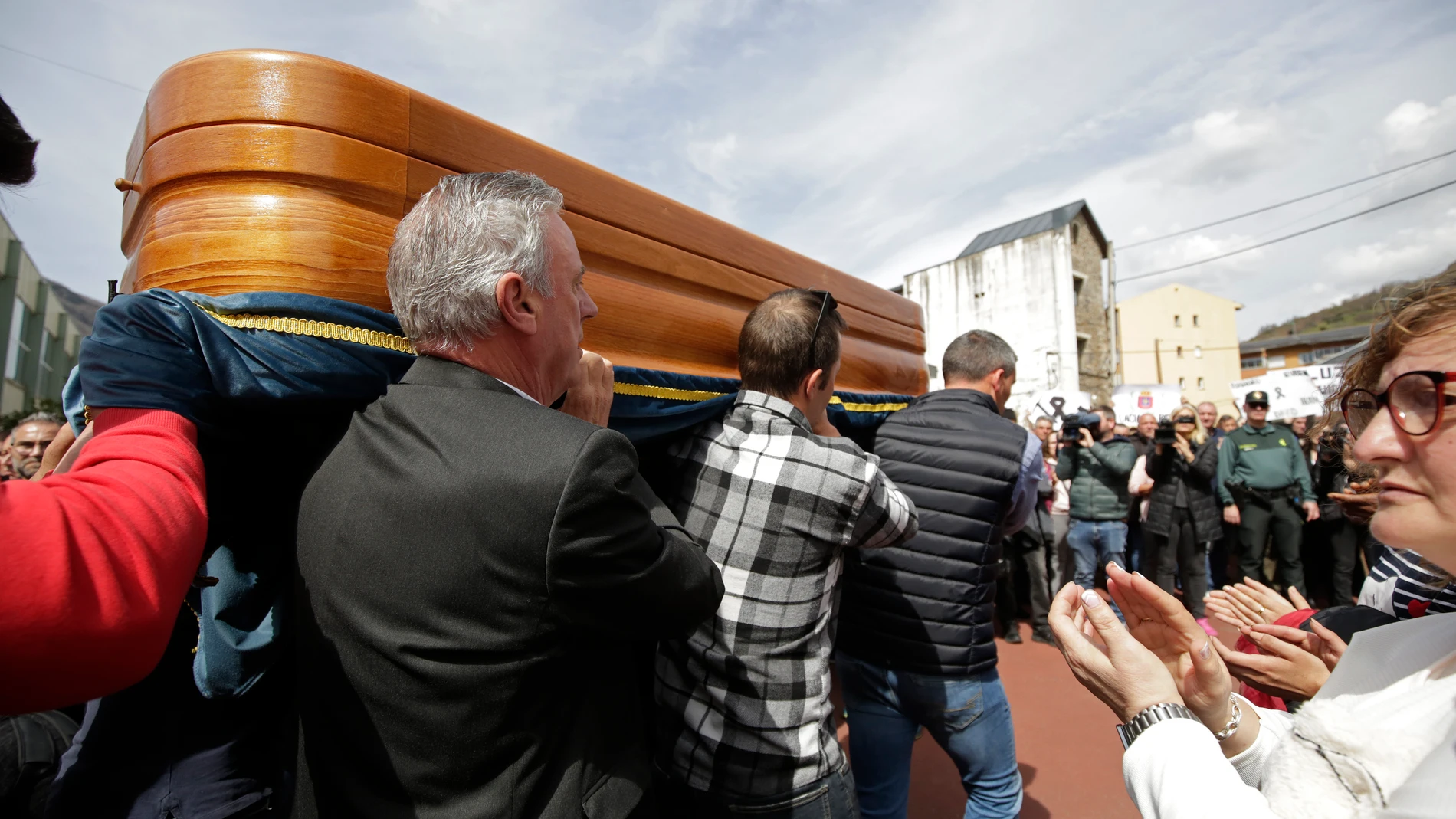Varias personas transportan los féretros de los mineros fallecidos en Asturias durante el funeral, en el Polideportivo de Villablino, a 2 de abril de 2025, en Villablino, León, Castilla y León (España). El Ayuntamiento de Villablino ha decretado tres días de luto oficial por el fallecimiento de cinco trabajadores como consecuencia de un accidente en la mina de Degaña. Cuatro de los cinco fallecidos son procedentes del municipio y el quinto es natural de la comarca del Bierzo. Una bolsa de gri...