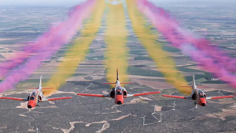 La "Patrulla Águila" pinta la bandera tras el A400M