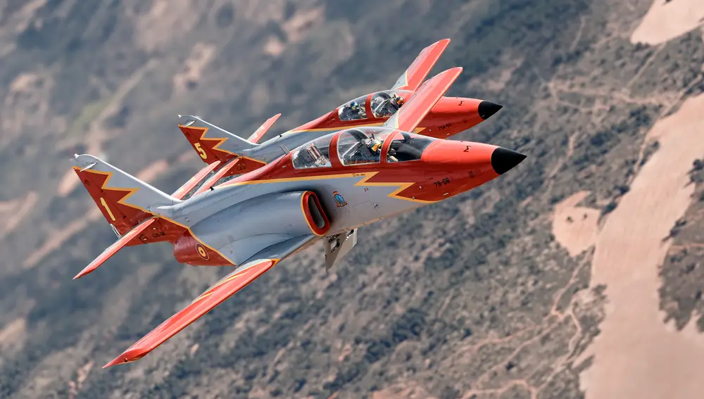 Dos de los aviones de la "Patrulla Águila" durante el vuelo
