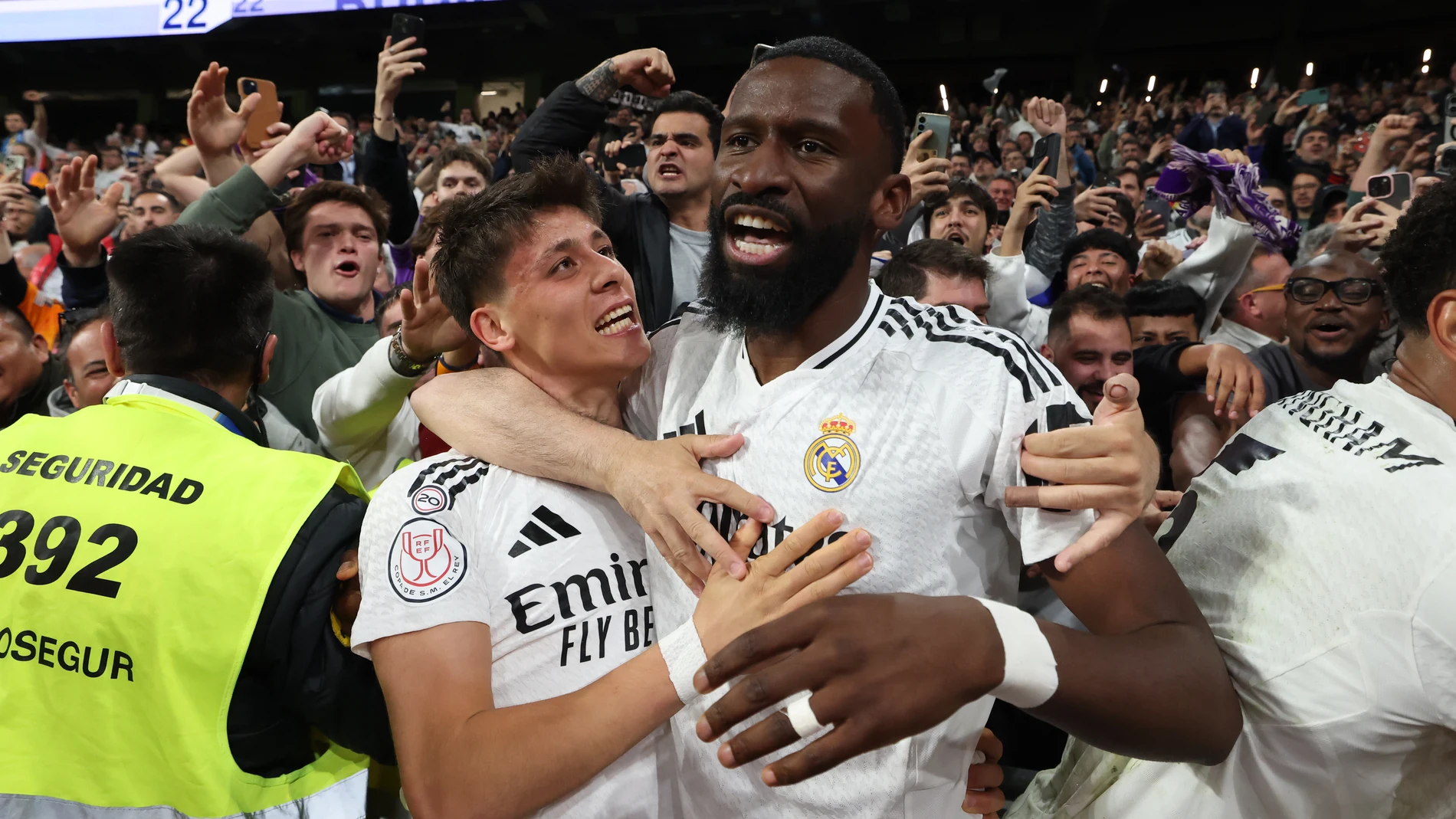 MADRID, 01/04/2025.- El defensa alemán del Real Madrid Antonio Rudiger (d) celebra con Arda Guler su gol durante el partido de vuelta de las semifinales de la Copa del Rey que Real Madrid y Real Sociedad disputan hoy martes en el estadio Santiago Bernabéu. EFE/JUANJO MARTIN