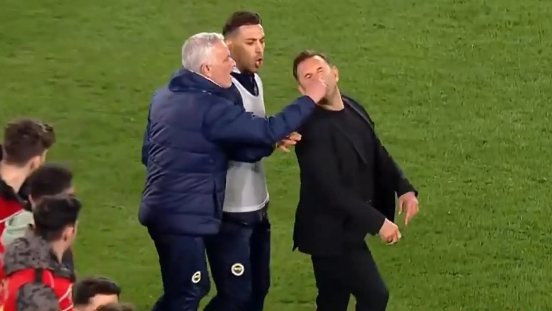 José Mourinho coge de la nariz al técnico del Galatasaray, Okan Buruk