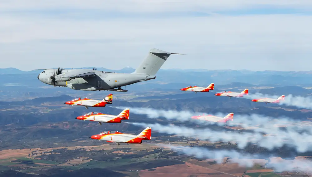 Los aviones de la "Patrulla Águila" junto al A400M