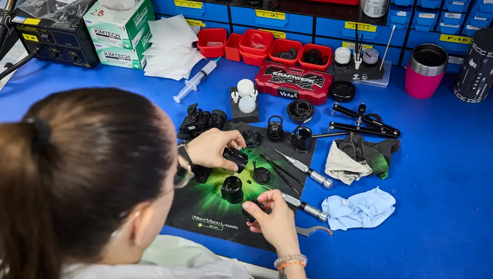 Reportaje de la empresa NVLS, empresa líder mundial en tecnología de gafas de visión nocturna, ofreciendo un a
