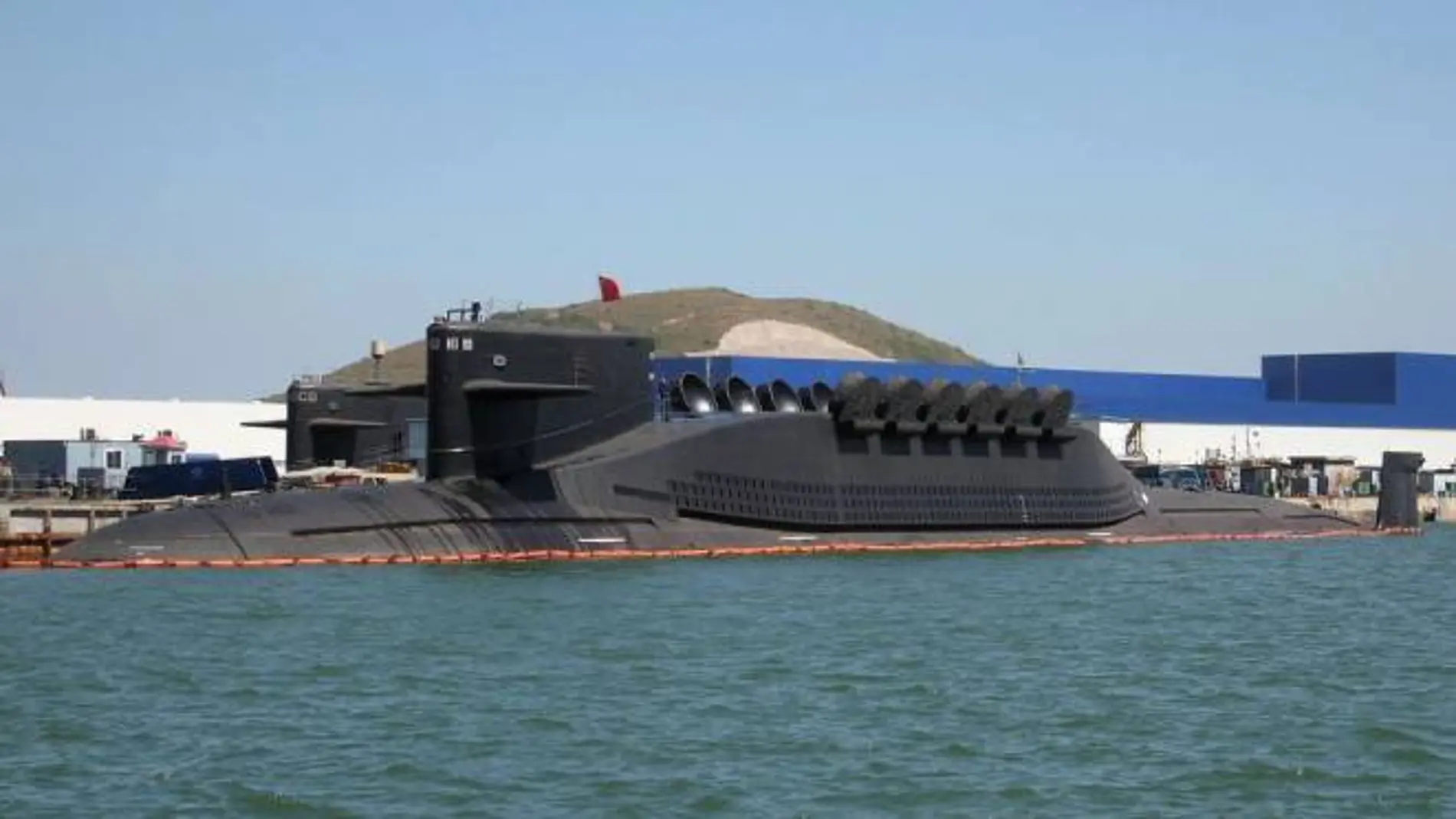 SSBN Tipo 094 con los 12 lanzadores de misiles balísticos JL-3 abiertos.