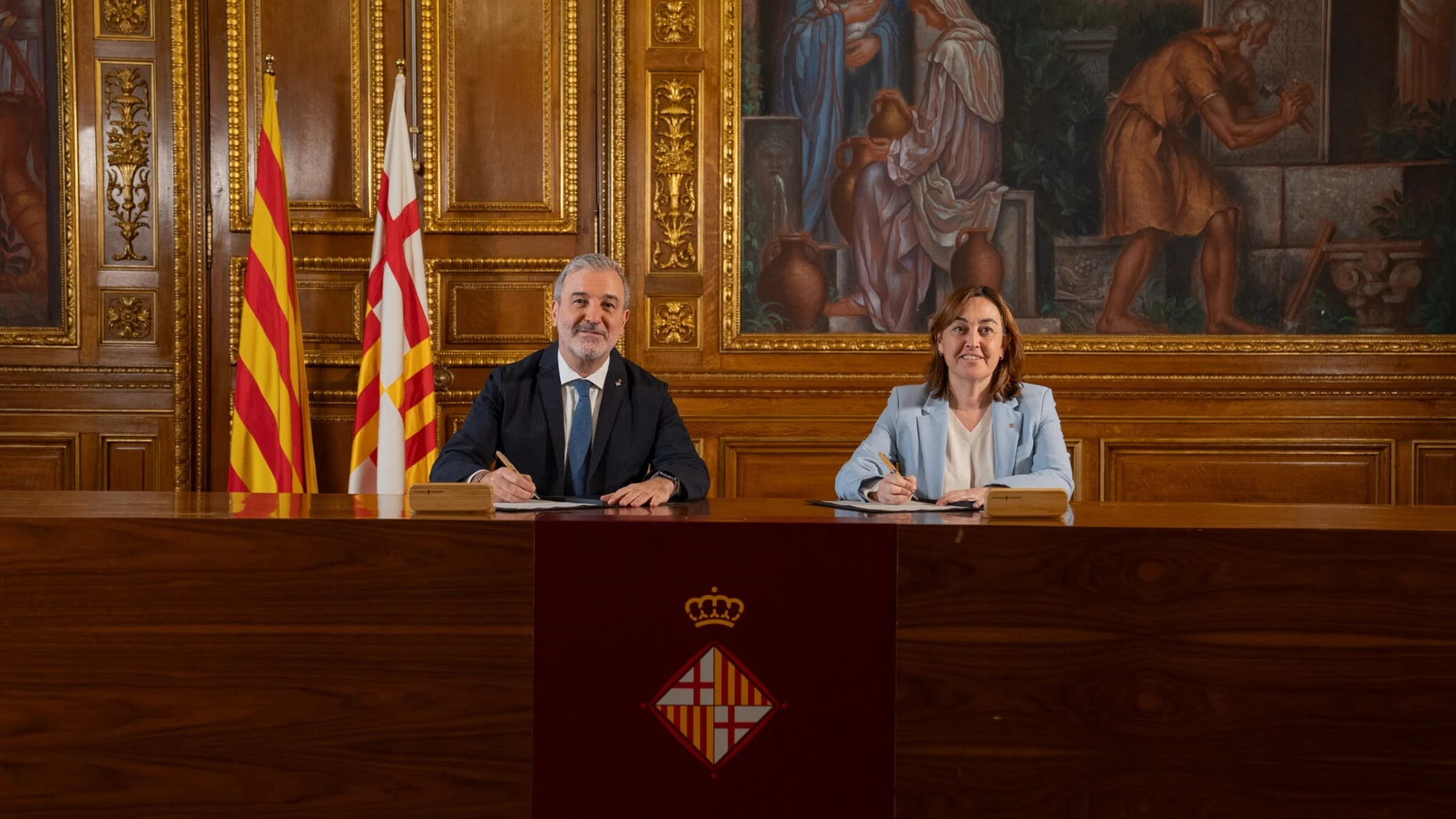 El alcalde de Barcelona, Jaume Collboni, junto a la consellera de Territorio y Vivienda, Sílvia Paneque, firmando el acuerdo entre ambas instituciones REMITIDA / HANDOUT por AYUNTAMIENTO DE BARCELONA Fotografía remitida a medios de comunicación exclusivamente para ilustrar la noticia a la que hace referencia la imagen, y citando la procedencia de la imagen en la firma 02/04/2025