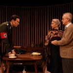 De izda. a dcha., Cristóbal Suárez, Kiti Mánver y Carlos Hipólito en 'Música para Hitler'