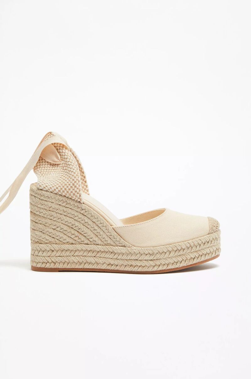 Cuñas en beige.
