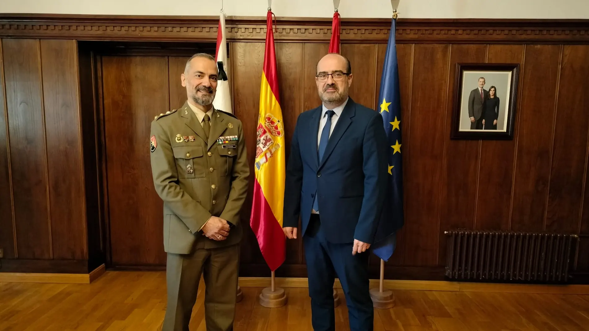 El alcalde de Ponferrada, Marco Morala, junto al coronel jefe del RALCA 63 de Astorga, Santiago Calderón Calatayud, tras presentar la jura de bandera de personal civil