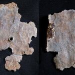 Fotografía y facsímil del plomo inscrito de la Silla del Papa, escrito por el esclavo Pilonicous