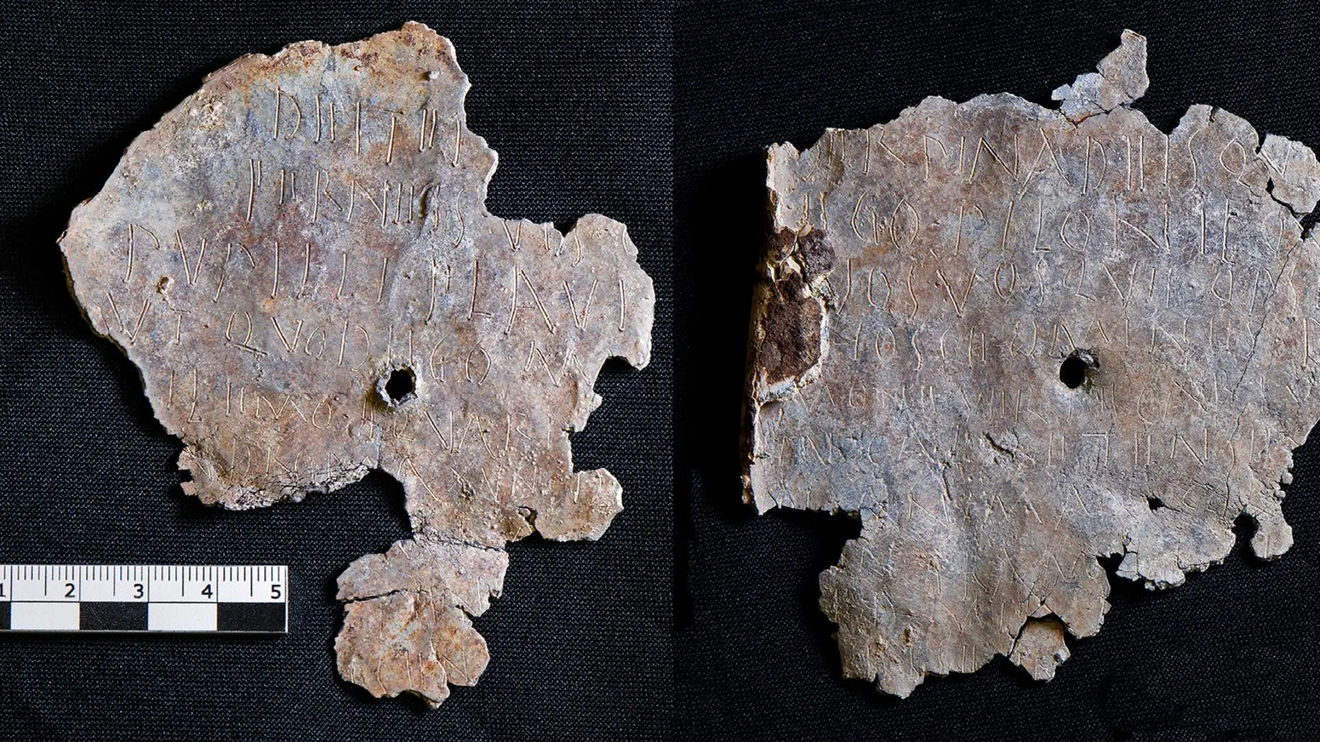 Fotografía y facsímil del plomo inscrito de la Silla del Papa, escrito por el esclavo Pilonicous