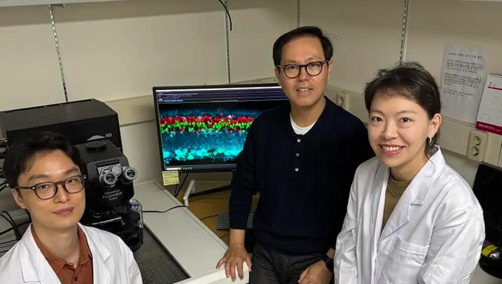 Museong Kim, candidato al doctorado, el profesor Jin Woo Kim y la doctora Eun Jung Lee