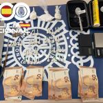 Material y dinero intervenido por los agentes