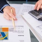 Una persona hace cálculos para realizar su Declaración de la Renta