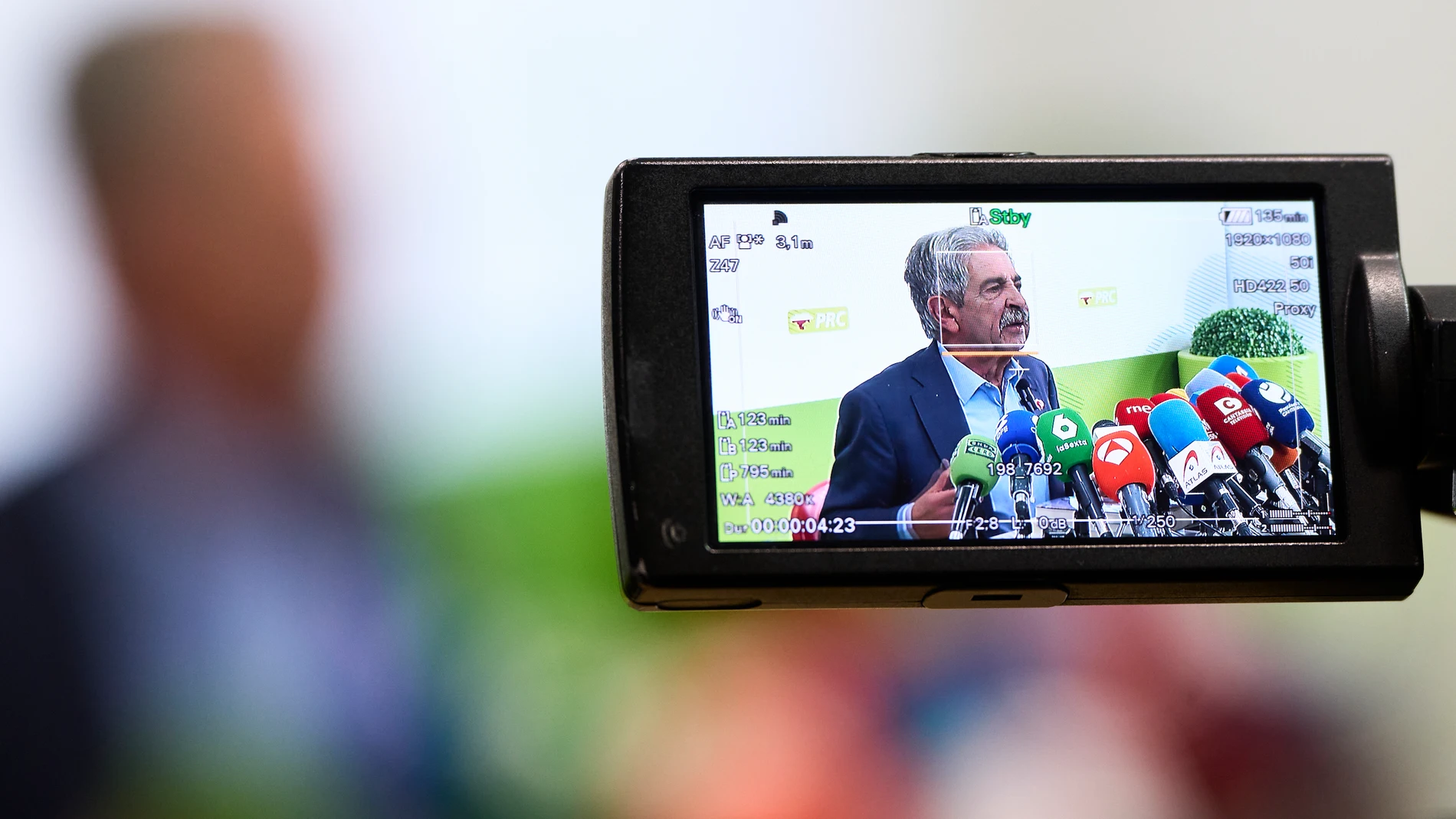 El secretario general del PRC y expresidente de Cantabria, Miguel Ángel Revilla, durante una rueda de prensa, a 2 de abril de 2025. La comparecencia ante los medios de comunicación se produce tras conocerse que el rey emérito le reclama 50.000 euros por unas declaraciones "injuriosas" pronunciadas por Revilla entre mayo de 2022 y enero de 2025 en distintos medios de comunicación. 02 ABRIL 2025 César Ortiz / Europa Press 02/04/2025