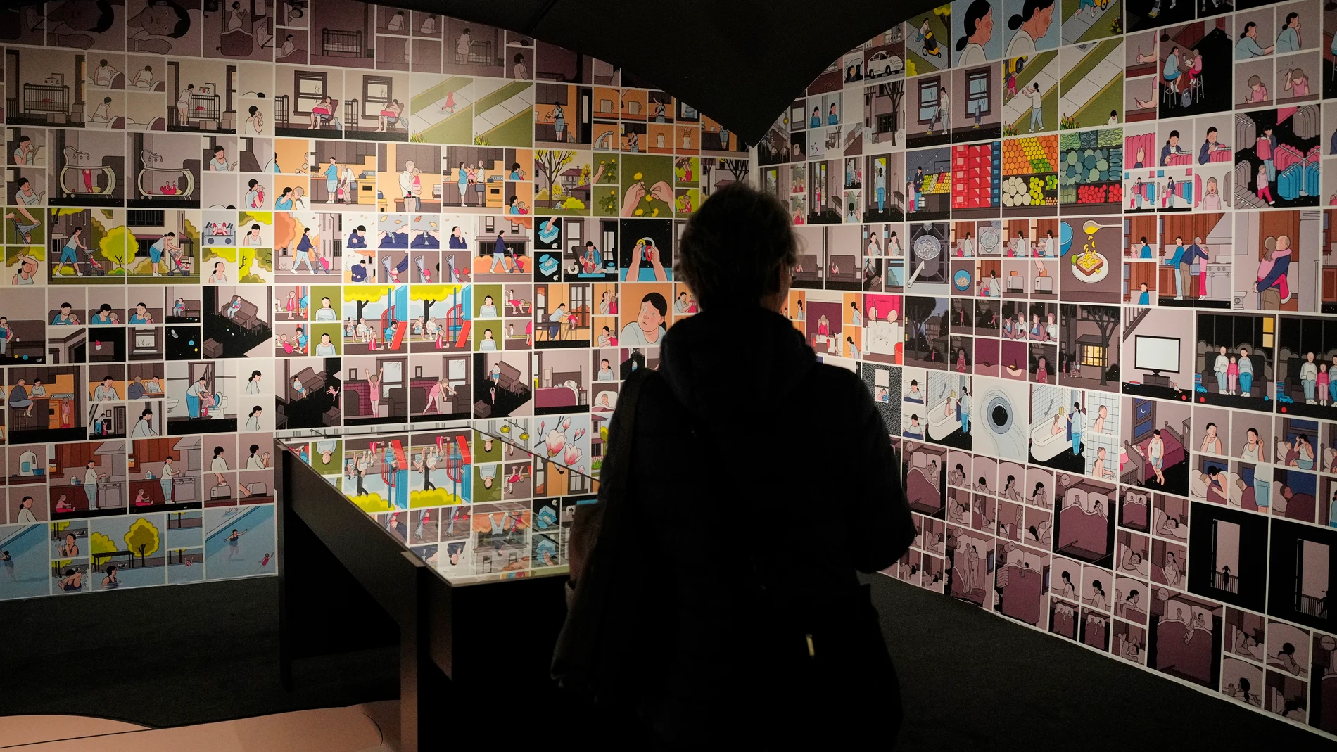 GRAFCAT6276. BARCELONA (ESPAÑA), 02/04/2025.- Un visitante en una de las salas del Centro de Cultura Contemporánea de Barcelona -CCCB- que ha presentado este miércoles la exposición "Chris Ware. Dibujar es pensar', dedicada a uno de los autores más innovadores del cómic contemporáneo, a través de piezas originales, audiovisuales, objetos, libros y esculturas, y que pone el foco en su invención del lenguaje. EFE/Alejandro García