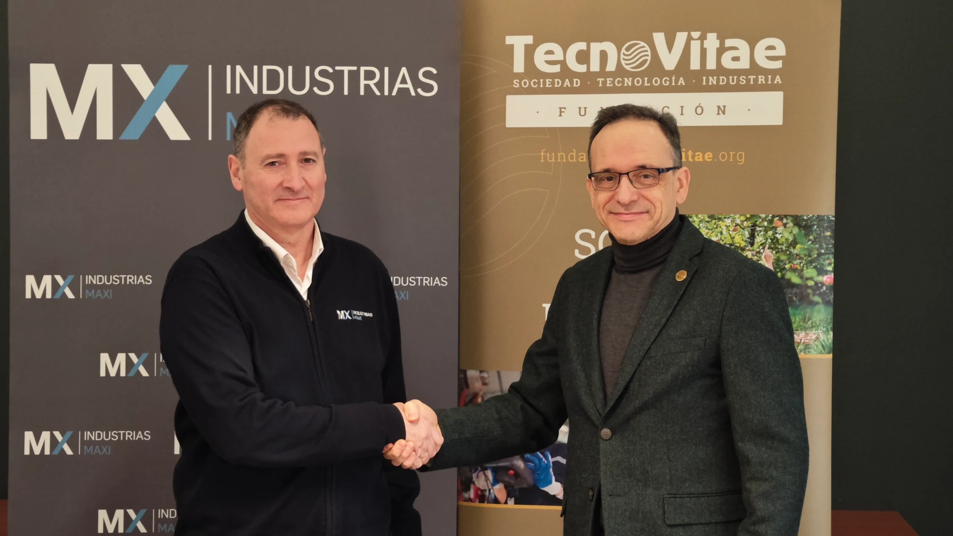 El director general de Industrias Maxi, Ángel García, ha sellado el acuerdo con Javier Escribano, director general de TecnoVitae