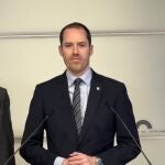 El portavoz del PP en el Parlament, Juan Fernández, en una rueda de prensa desde la Cámara