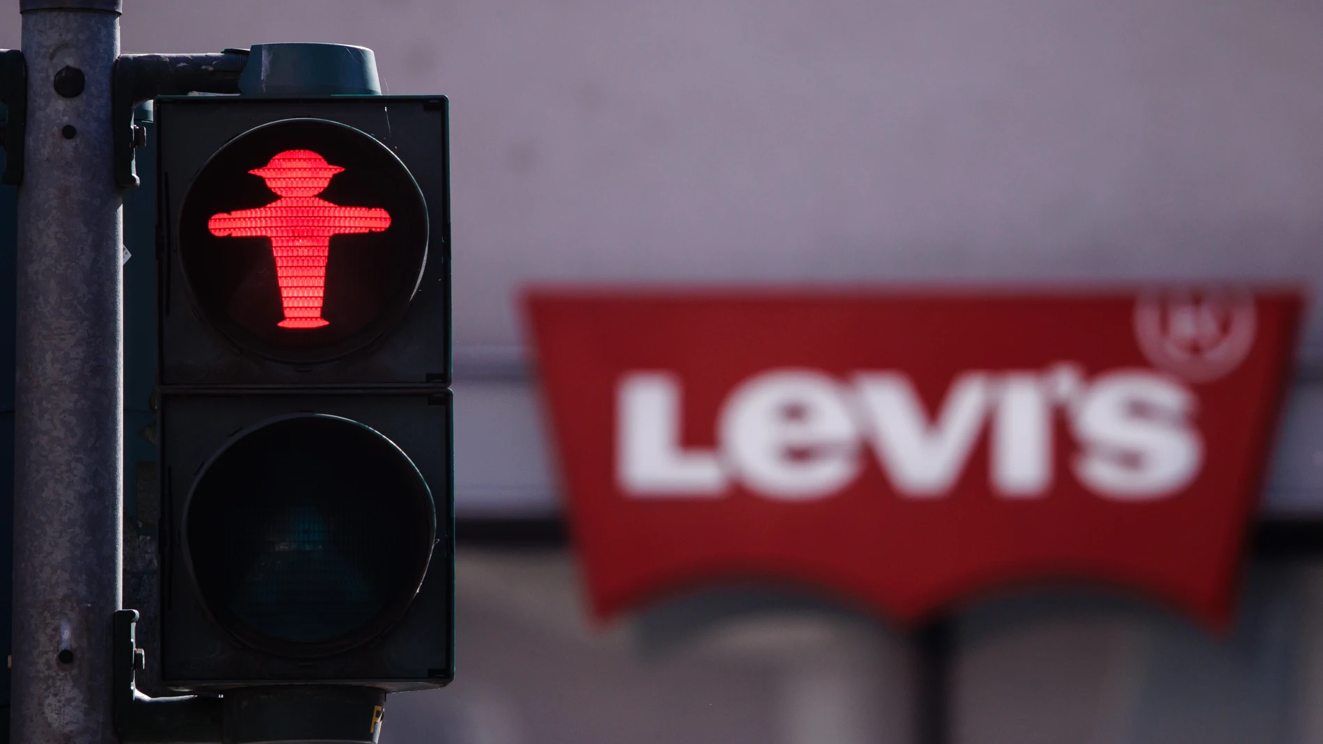 Berlin (Germany), 03/04/2025.- A red symbol is seen on a pedestrian traffic light in front of a Levi's shop in Berlin, Germany, 03 April 2025. US President Donald Trump on 02 April announced a series of 'reciprocal tariffs' on US trading partners, including a 20 percent tariff on all imports from the European Union. (Alemania) EFE/EPA/CLEMENS BILAN