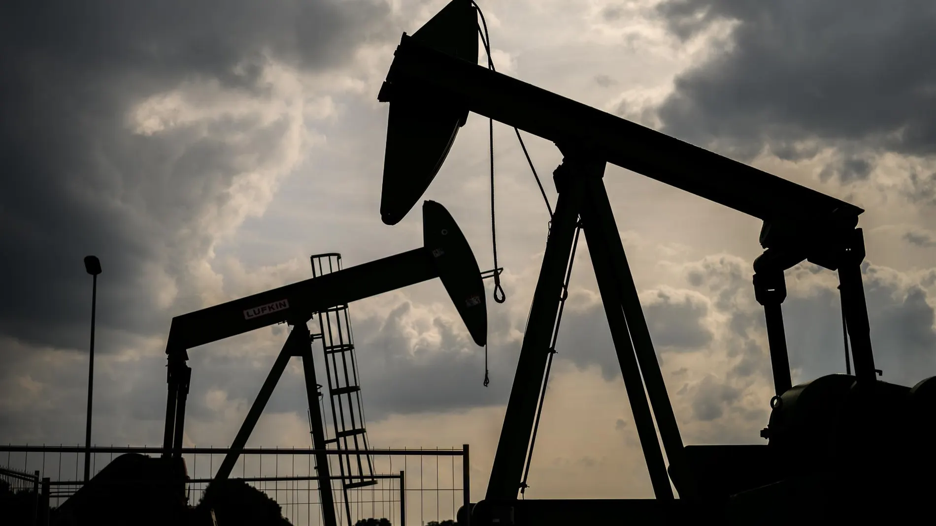 Economía.- La OPEP+ acelerará el aumento del suministro y hunde el precio del petróleo Brent por debajo de 70 dólares