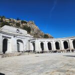Cola el pasado domingo para asistir a la misa de las once en la Basílica del Valle de los Caídos