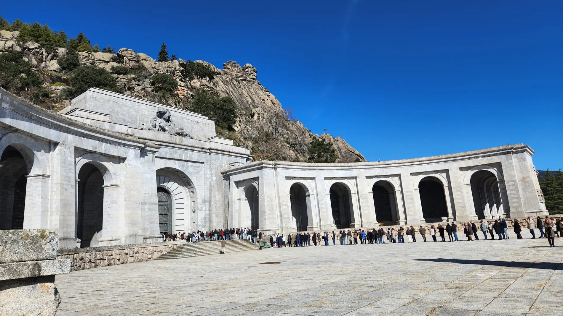 Cola el pasado domingo para asistir a la misa de las once en la Basílica del Valle de los Caídos