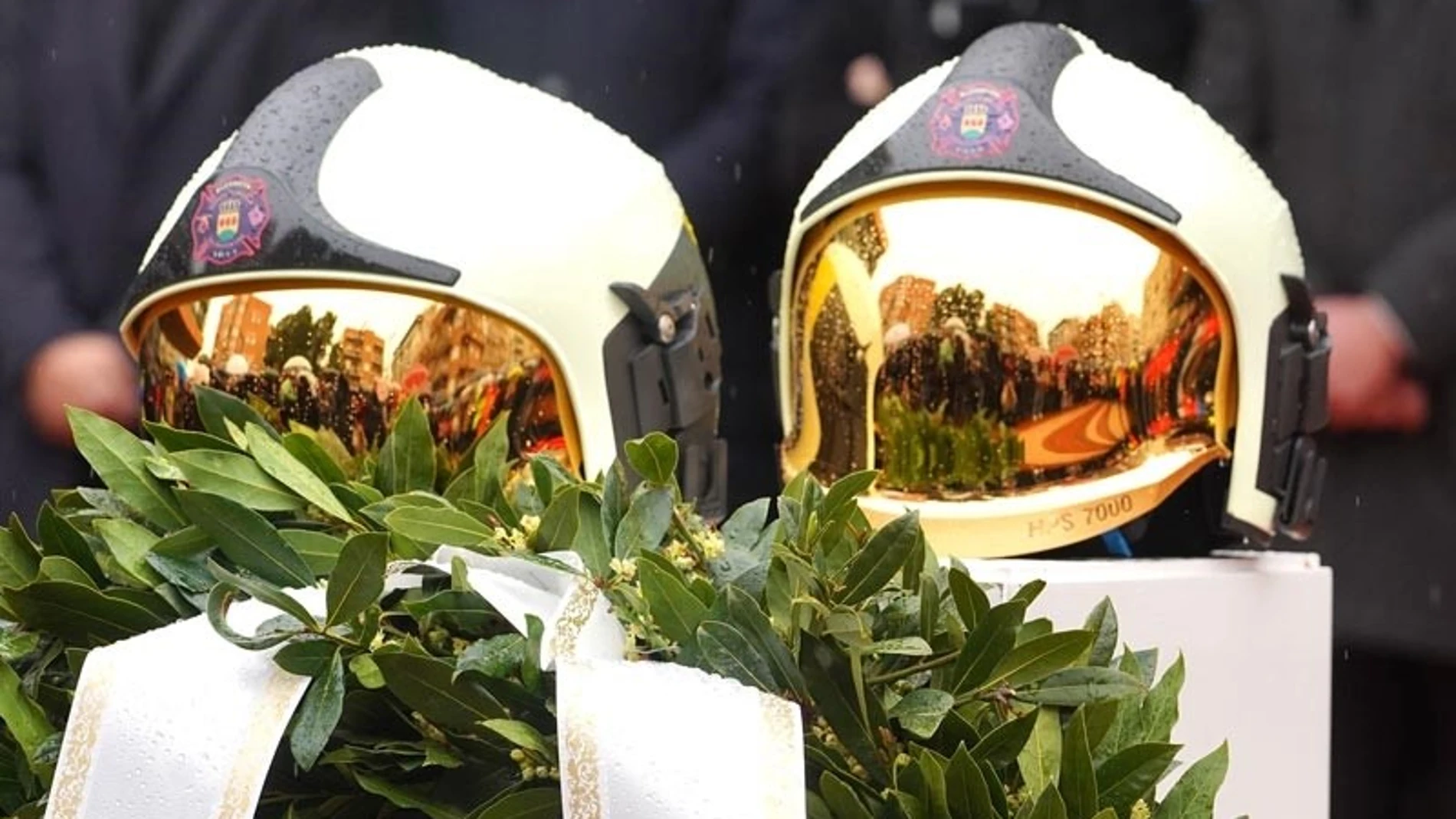 Los dos cascos que han presidido los cinco minutos de silencio de las 13 horas REMITIDA / HANDOUT por AYUNTAMIENTO DE ALCORCÓN Fotografía remitida a medios de comunicación exclusivamente para ilustrar la noticia a la que hace referencia la imagen, y citando la procedencia de la imagen en la firma 03/04/2025