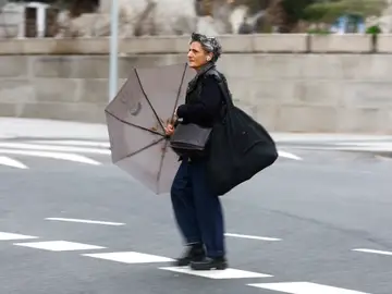 Lluvia en Madrid. Lluvia en Madrid. Gente con paraguas.