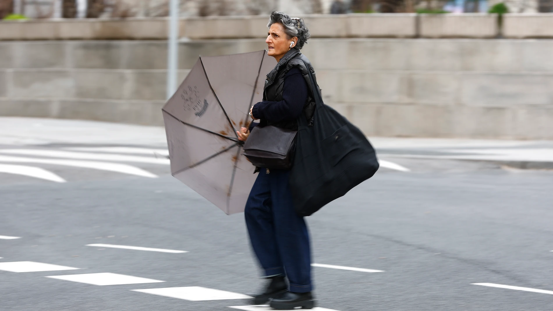 Lluvia en Madrid. Gente con paraguas.