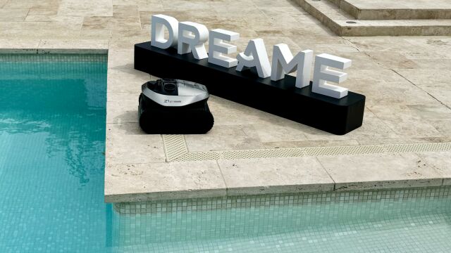 Dreame Z1, el primer robot limpiafondos de piscina de la marca, en Villa les Roses (Niza)