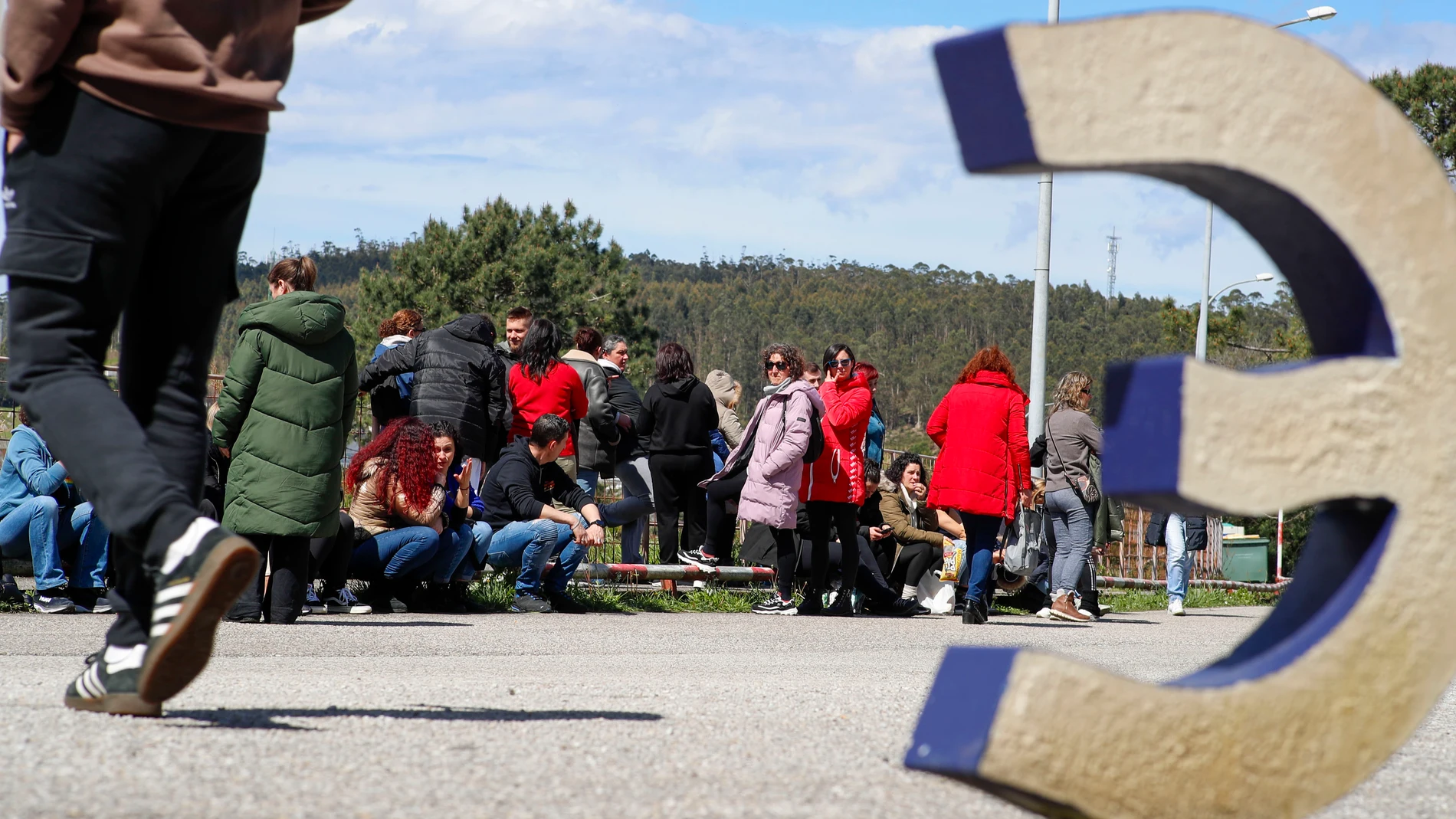 LUGO, 03/04/2025.-Trabajadores de la empresa Sargaderos en Cervo (Lugo) esperan fuera de la planta de la emblemática firma gallega durante el turno de trabajo que este jueves no realizan tras el anuncio de cierre. El responsable de Industria de Comisións Obreiras en A Mariña, José Antonio Zan, ha confirmado que la Inspección de Trabajo, que esta mañana se reunió con el administrador único de Sargadelos, Segismundo García, ve “claramente que hay un cierre patronal ilegal” de la fábrica de Cerv...
