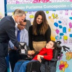  El rey Felipe VI, (2i) junto a la ministra de Educación, Pilar Alegría (i) , durante la entrega este jueves del premio Escuela del Año de la Fundación Princesa de Girona