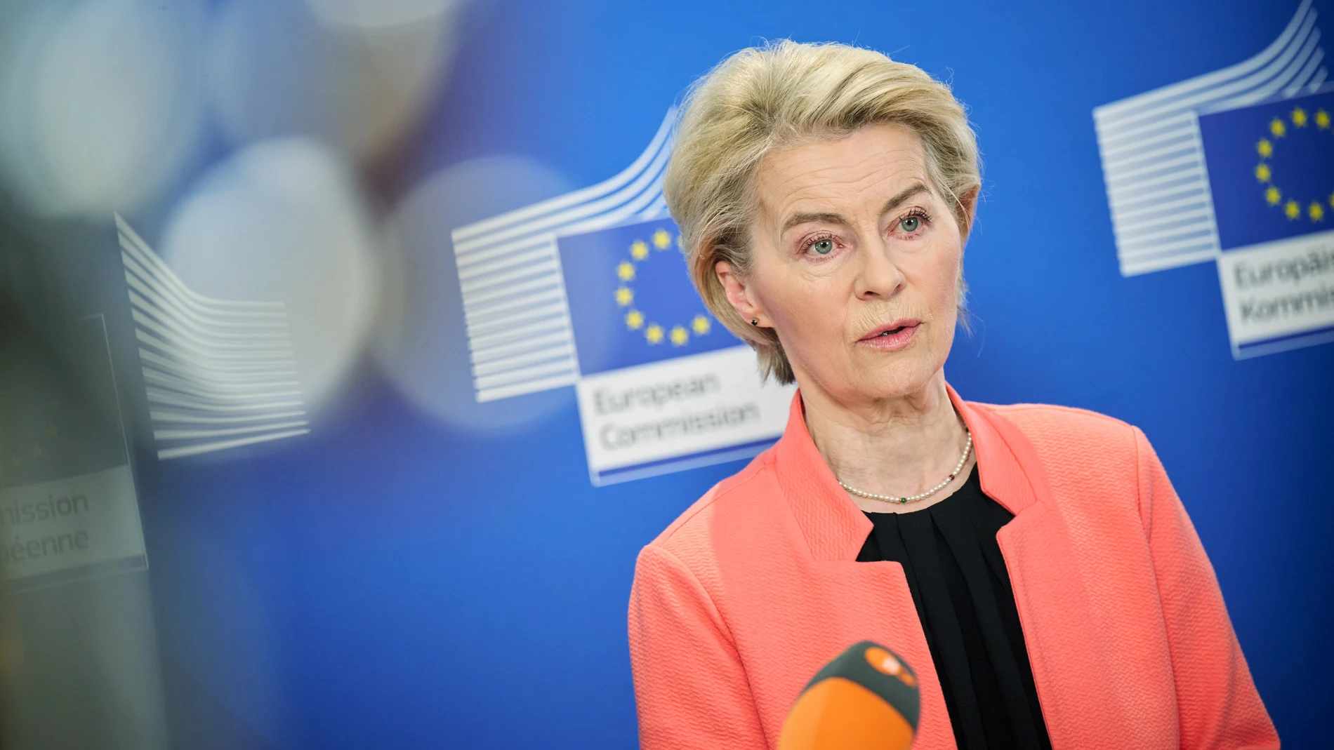 Samarkand (Uzbekistan), 03/04/2025.- A handout photo made available by the European Commission shows European Commission President Ursula von der Leyen during a press conference in Samarkand, Uzbekistan, 03 April 2025, ahead of the EU-Central Asia summit. Ursula von der Leyen said that the global economy will suffer after US President Donald Trump imposed tariffs on 02 April, adding that the EU was prepared to retaliate against the 20 percent tariffs. EFE/EPA/EUROPEAN COMMISSSION/DATI BENDO/H...