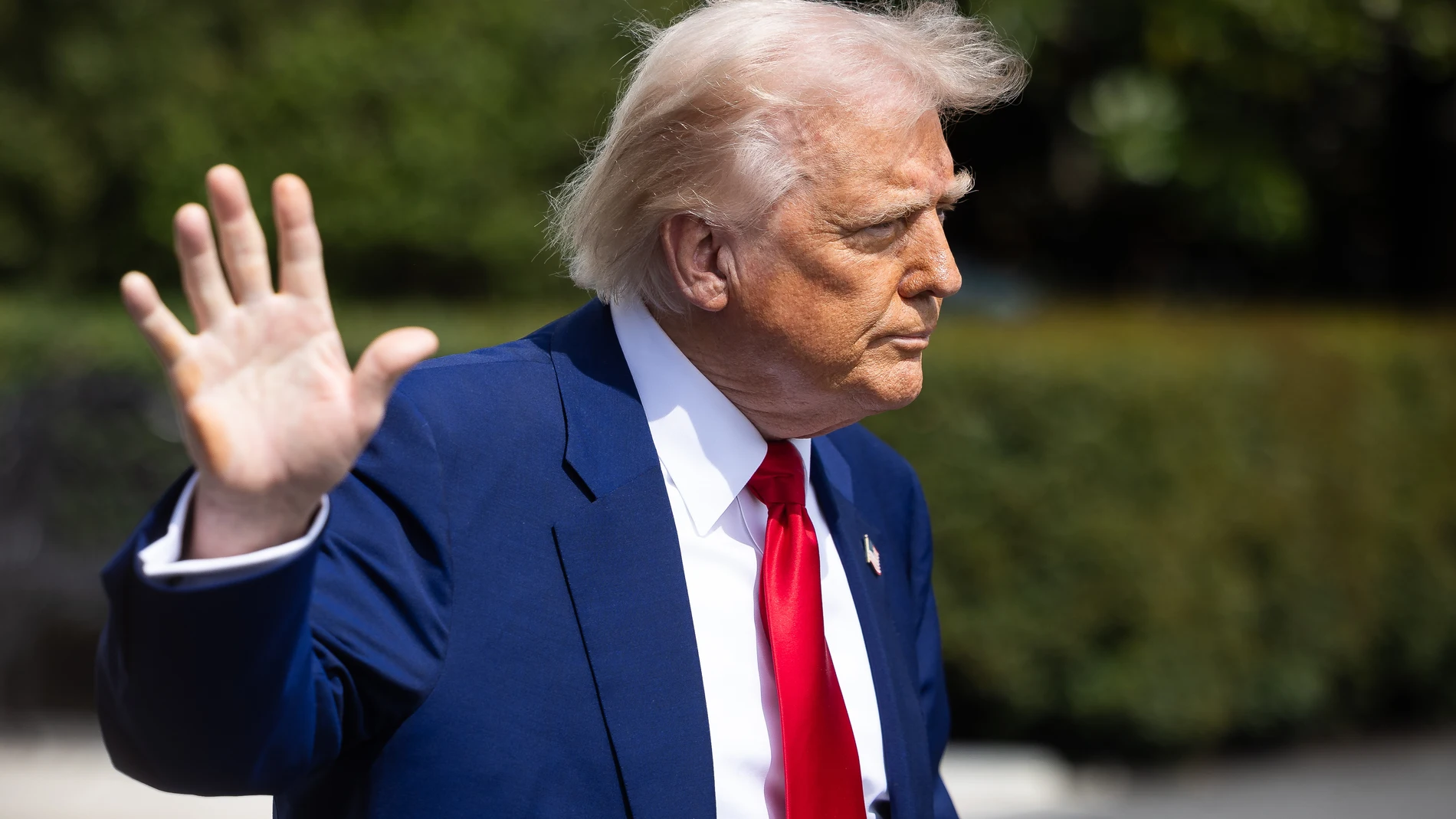 Washington (United States), 03/04/2025.- US President Donald Trump gestures as he departs the White House, in Washington, DC, USA, 03 April 2025. EFE/EPA/FRANCIS CHUNG / POOL