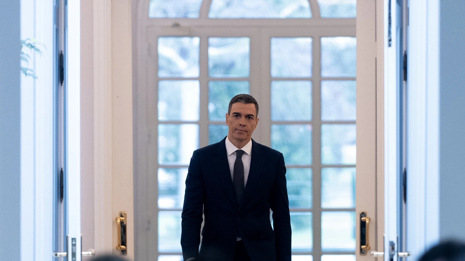 El presidente del Gobierno, Pedro Sánchez, a su llegada a una rueda de prensa, en el Complejo de La Moncloa, a 3 de abril de 2025, en Madrid (España). Sánchez comparece, tras haberse reunido con representantes del sector productivo e industrial, para trasladar las medidas del Gobierno ante la imposición de aranceles que anunció su homólogo estadounidense, Donald Trump.03 ABRIL 2025;ARANCELES;ECONOMÍA;POLÍTICA;SÁNCHEZ;Eduardo Parra / Europa Press03/04/2025