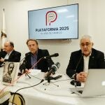 De izquierda a derecha, Juan Chicharro, Javier García Isac y Álvaro Romero, durante la presentación