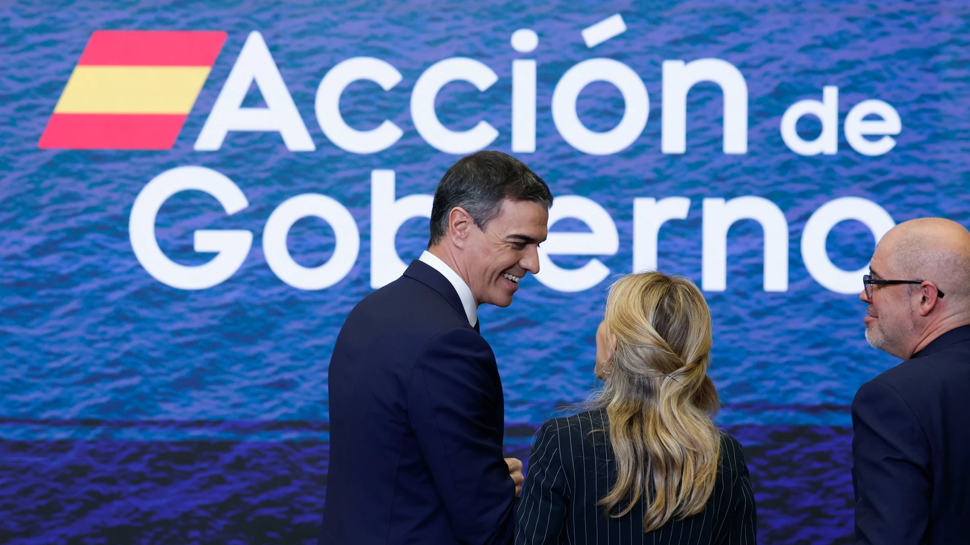 MADRID, 03/04/2025.- El presidente del Gobierno, Pedro Sánchez (i), conversa con la vicepresidenta segunda y ministra de Trabajo, Yolanda Díaz, y con l secretario general de CCOO, Unai Sordo, en el marco de una comparecencia ante la prensa este jueves para presentar el plan de contingencia del Ejecutivo ante los aranceles anunciados por Donald Trump. en el Palacio de la Moncloa. EFE/ J.J. Guillén