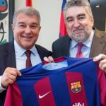 José Manuel Rodríguez Uribes, junto a Joan Laporta