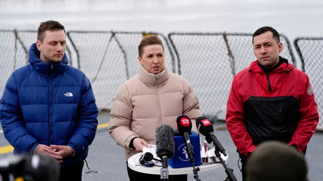 La primera ministra danesa, Mette Frederiksen, este jueves en Nuuk, la capital de Groenlandia, acompañada del jefe de Gobierno saliente de la isla y el entrante