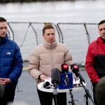 La primera ministra danesa, Mette Frederiksen, este jueves en Nuuk, la capital de Groenlandia, acompañada del jefe de Gobierno saliente de la isla y el entrante