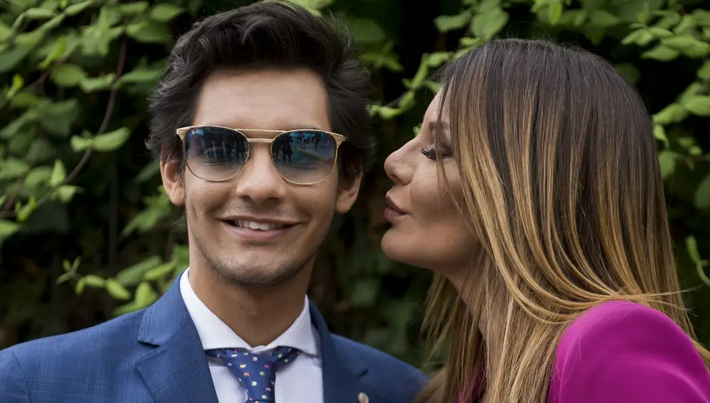 Ivonne Reyes junto a su hijo Alejandro