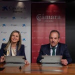 La directora territorial de CaixaBank en la Comunidad Valenciana y Región de Murcia, Olga García, y el presidente de Cámara Alicante, Carlos Baño, hoy en Alicante antes de la presentación del Informe Panorámica Alicante