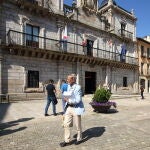 Tarsicio Carballo a las puertas del Ayuntamiento de Ponferrada