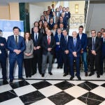 Foto de familia de Carnero, Caramanzan e Isidoro J. Alanís y un grupo de empresarios familiares tras el almuerzo